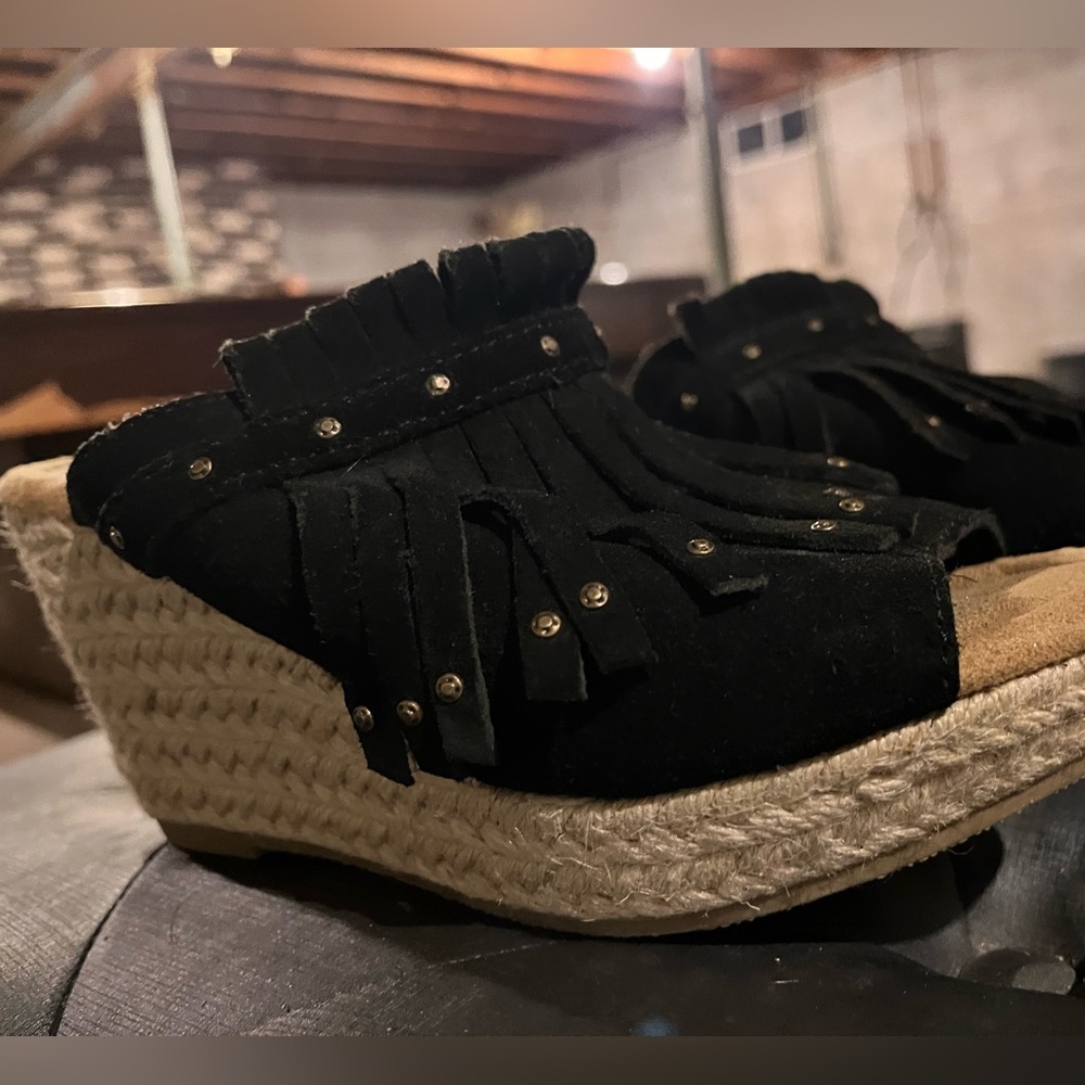 MINNETONKA Wedges - Picture 2 of 3